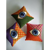 Allsehendes Auge Dekokissenbezug, Evil Eye Wohnkultur, Handgetuftetes Kariertes Kissen, Orange Punch Needle, Lila Augendekor, Grüne Kissen Allsehendes Auge Dekokissenbezug, Evil Eye Wohnkultur, Handgetuftetes Kariertes Kissen, Orange Punch Needle, Lila Augendekor, Grüne Kissen von ColorfulYarnStory