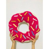 Handgefädeltes Donut Kissenbezug, Lochnadel Donut, Lustiges Kissen, Pink Plüsch von ColorfulYarnStory