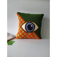 Handgefädeltes Kariertes Kissen, Evil Eye Grün Lochnadel, Augenkissen Dekor von ColorfulYarnStory