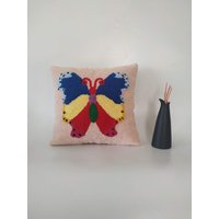Handgemachtes Zierkissen Schmetterling Bunt Handbemalt Fürs Kinderzimmer | 40x40 cm von ColorfulYarnStory
