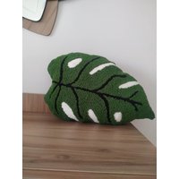 Handgemachtes Tufted "'monstera Leaf'' Lochnadel Kissen, Wohnzimmer Deko Kissen von ColorfulYarnStory