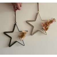 Makramee Stern Mit Trockenblumen | Handgefertigtes Einzelstück Wanddeko Aus Metall & Baumwolle Farbe Avocado Oder Beige Boho Deko 20cm von ColourCraftsByNicole