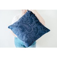 Blaubeere Paisly Texturierter Samtkissenbezug Nur Blaubeere Paisly Texturierter Samtkissenbezug Nur von ColourMeCosyDecor
