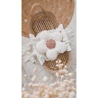 Personalisiertes Kinderkissen | Gänseblümchen-Kinderzimmer-Kissen Handbestickt Boho Blumenkissen Rustikales Dekor Baby Geschenk Kinderzimmer von ColouredYarnWithLove