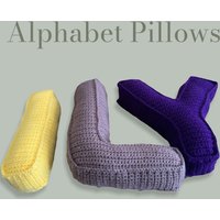 Handgemachtes Buchstabenkissen | Häkelbuchstabe Kissen von Colourfulvibez