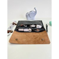 Leder & Filzkabel/Ladegerät Organisator/Handmade/Personalisiert/Ladegerät Fall/Geburtstag Geschenk/Geschenk/Reise Kabel Ladegerät Zubehör von ColtonScottCreations