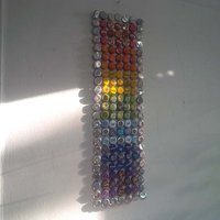 Geborgene Chakras - Kleiner Kronkorken Wandteppich von CometTamerStudio