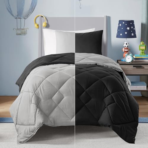 Comfort Spaces Vixie Reversible Comforter Set-Modern Geometric Quaterfoil Cloud Quilted Design All Season Down Alternative Bedding, Matching Shams, Twin/Twin XL(66"x90"), Black/Grey von Comfort Spaces