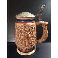 Avon Antik Vintage Keramik Bierkrug Sammlerstück Handgemachte Geschichte Der Country Western Musik 1994 Avon Antik Vintage Keramik Bierkrug Sammlerstück Handgemachte Geschichte Der Country Western Musik 1994 von CommonThreadClothing