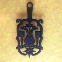 Jahrgang 1940 J.z.h. Gusseisen Vogel Herz Design Untersetzer-Wand-Dekor von CommonThreadClothing