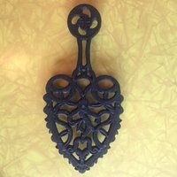 Vintage 1940 Es J.z.h. Cast Iron Latticework Trivet Wall Decor Oder Hot Pan Holder von CommonThreadClothing