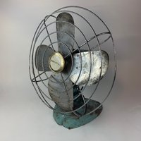 Vintage Eskimo Türkis Schreibtisch Fächer Bewegliche Basis Funktioniert Mittelgroß Vintage Eskimo Türkis Schreibtisch Fächer Bewegliche Basis Funktioniert Mittelgroß von CommonThreadClothing