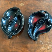 Vintage Mid Century Keramik Schwarz Und Rot Glasiert Passende Aschenbecher Set Paar von CommonThreadClothing