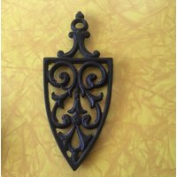Vintage Wilton Gusseisen Gitterarbeit Untersetzer Wanddekoration von CommonThreadClothing