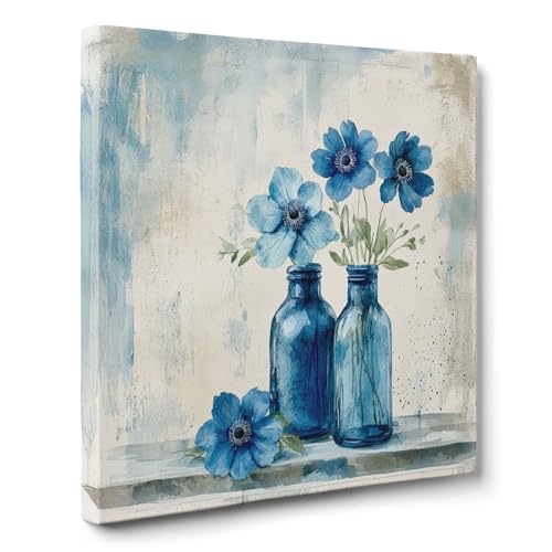 ConKrea — Blaue Blumen in Glasflaschen — 100x100 cm Abstraktes Blumenbild auf gerahmter Leinwand | Aquarell-Stil, Blau-Töne, Hellblau, Grün, Beige von ConKrea
