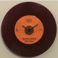 Farbiges Vinyl 45 Punk Rock Rekord Uhr - Conclocktion Farbiges Vinyl 45 Punk Rock Rekord Uhr - Conclocktion von Conclocktion