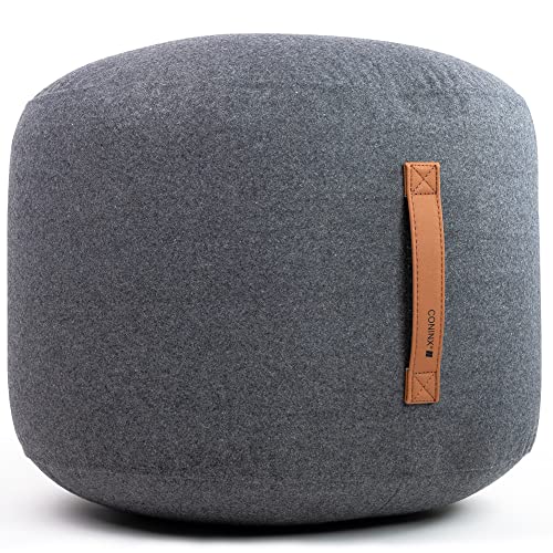 Coninx Pouf Hocker in Anthrazit - 50 cm x 40 cm Woll Pouf grau - Bequemer Sitzhocker oder Fußhocker, Sitzpouf - Vielseitiger Sitzsack Erwachsene und Kinder - Sitzkissen Boden - Bodenkissen aus Wolle Coninx Pouf Hocker in Anthrazit - 50 cm x 40 cm Woll Pouf grau - Bequemer Sitzhocker oder Fußhocker, Sitzpouf - Vielseitiger Sitzsack Erwachsene und Kinder - Sitzkissen Boden - Bodenkissen aus Wolle von Coninx