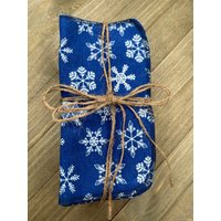 Schneeflocken Auf Blauen Wiederverwendbaren Servietten 20, 3 X cm Set Mit 12 2-Lagigen, Umweltfreundlichen, Papierlosen Papiertüchern von ConsciousHomeComfort