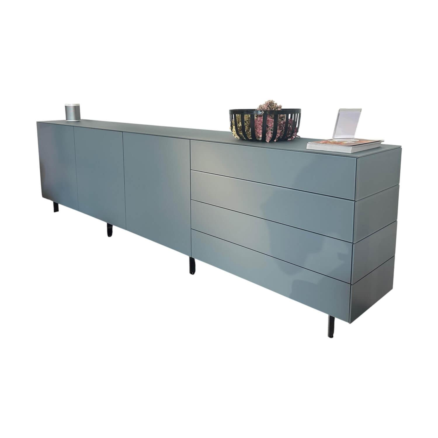 Sideboard 3900 Glattlack 498 Taubenblau Abdeckplatte Glas Gefrostet Inklusive 2 ... Sideboard 3900 Glattlack 498 Taubenblau Abdeckplatte Glas Gefrostet Inklusive 2 ... von Contur