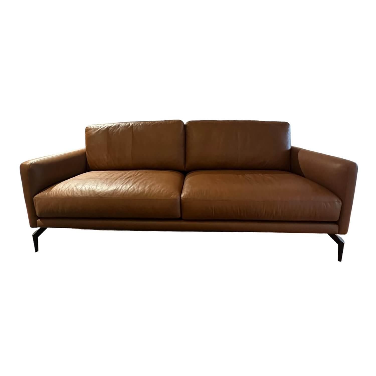 Sofa Cuneo Bezug Leder Anilina Touch 19 Cognac Braun Schwebefüße Metall Schwarz ... Sofa Cuneo Bezug Leder Anilina Touch 19 Cognac Braun Schwebefüße Metall Schwarz ... von Contur