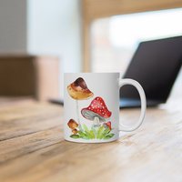 Pilzfamilie. Handgezeichnete Einzigartige Tasse. Versteckt Unter Dem Boden Naturgeister, Die Überall Um Uns Herum Leben. Verbinden Sie Mit Der von CookieMonstaDesign