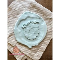 Bee Hive With Branch Cookie Stamp Cutter, Branch Debosser Cutter von CookiesSoMuch