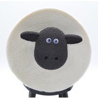 Badezimmer Deko Schaf Shawn Flauschig, Toilettenpapierhalter Schaf, Mitbringsel, Toilettenrollenhalter, Ersatzrollenhalter von CoolStuffLaden