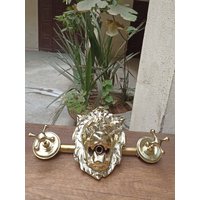 Königlicher Wasserhahn Mit Löwenkopf-Wandmontage Aus Messing Garteneleganz Trifft Funktionalität - Zwei Griffe + Ventil Im Lieferumfang Enthalten von CopperArtistic