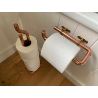 Handgefertigter Toilettenpapierhalter Aus Kupfer Lackiert von CopperConstructions