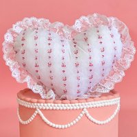 Herz-Form-Kissen. Kokette Kissen. Cottage Kern Vintage Blumen Rosa Schleifen Mädchenhaft. Weiblich. Lana Del Rey von CoquetteinDreams