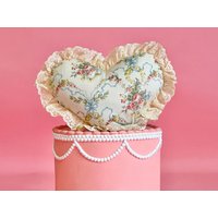 Herz-Form-Kissen. Kokette Kissen. Cottage Kern Vintage Blumen Schleife Mädchenhaft. Weiblich. Drucken. Lana Del Rey von CoquetteinDreams