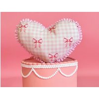 Herz-Form-Kissen. Kokette Kissen. Cottage Kern Vintage Gingham Schleife Mädchenhaft. Weiblich. Picknick. Lana Del Rey von CoquetteinDreams