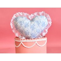 Herz-Form-Kissen. Kokette Kissen. Landhaus Kern Vintage Blumen Schleife Mädchenhaft. Weiblich. Lana Del Rey. Blaue von CoquetteinDreams