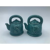 Vintage Miniatur Teekanne Blau Keramik Salz & Pfefferstreuer von CoralDriveVintage