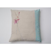 Hesperantha Besticktes Leinenkissen von CorinnaVincentDesign