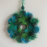 Christbaumschmuck/ Christbaumkugel/ Schneeflocke/ Handgefertigt/ Gehäkelt/ Geschenk/ Grün/ Türkis/ Wohnkultur/ Peg Rail Dekor/ Charm von CorinnesBeadHive