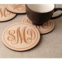 Monogramm Holzachterbahnen, Personalisierte Untersetzer, Benutzerdefinierte Bierdeckel, Gravierte Getränke-Untersetzer, Hochzeit Geschenk-Idee, Satz von CorkCountryCottage