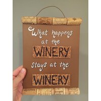 "Weinschild Aus Recyceltem Kork "What Happens At The Winery" von CorkCreationsbyK