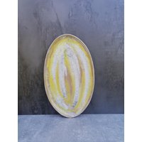 Große Ovale Keramikplatte in Gelb Und Weiß Mit Blauen Punkten - Große Servierplatte, Serviertablett von CorneliStudio