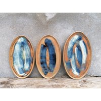 Set Mit 3 Ovalen Keramiktellern in Braun-, Blau - Und Weißtönen von CorneliStudio