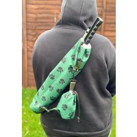 Pfotenabdruck Hundeball Tasche Sling Bag Wasserdichter Leckerlibeutel Pfotenabdruck Hundeball Tasche Sling Bag Wasserdichter Leckerlibeutel von Cornishk9LTD