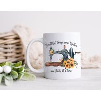 Näherin Geschenk Becher Kaffeetasse Für Nähmaschine Und Sonnenblumen Tasse Freundin Untersetzer Geschenke von CorvinApparel