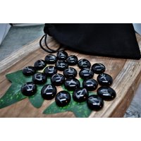 Runen Orakel Set Aus Schwarzen Glaßstein, Wikinger Runensteine, Elder Futhark Im Samtbeutel Und Anleitung von CorvusLuna
