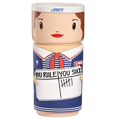 Numskull Offizielle Stranger Things Robin Buckley Scoops CosCup Keramiktasse mit Gummimanschette, 400 ml Numskull Offizielle Stranger Things Robin Buckley Scoops CosCup Keramiktasse mit Gummimanschette, 400 ml von CosCups