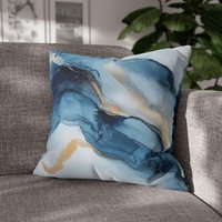 Moderner Blauer Und Goldfarbener Abstrakter Dekokissenbezug, Elegantes Dekoratives Kissen Aus Marmor in Aquarell Für Sofa Oder Bett Moderner Blauer Und Goldfarbener Abstrakter Dekokissenbezug, Elegantes Dekoratives Kissen Aus Marmor in Aquarell Für Sofa Oder Bett von CosmiaDesigns