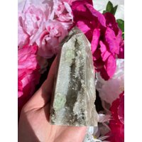 Druzy Sphalerit Mit Grünem Fluorit Turm von CosmicCrystalsLlc