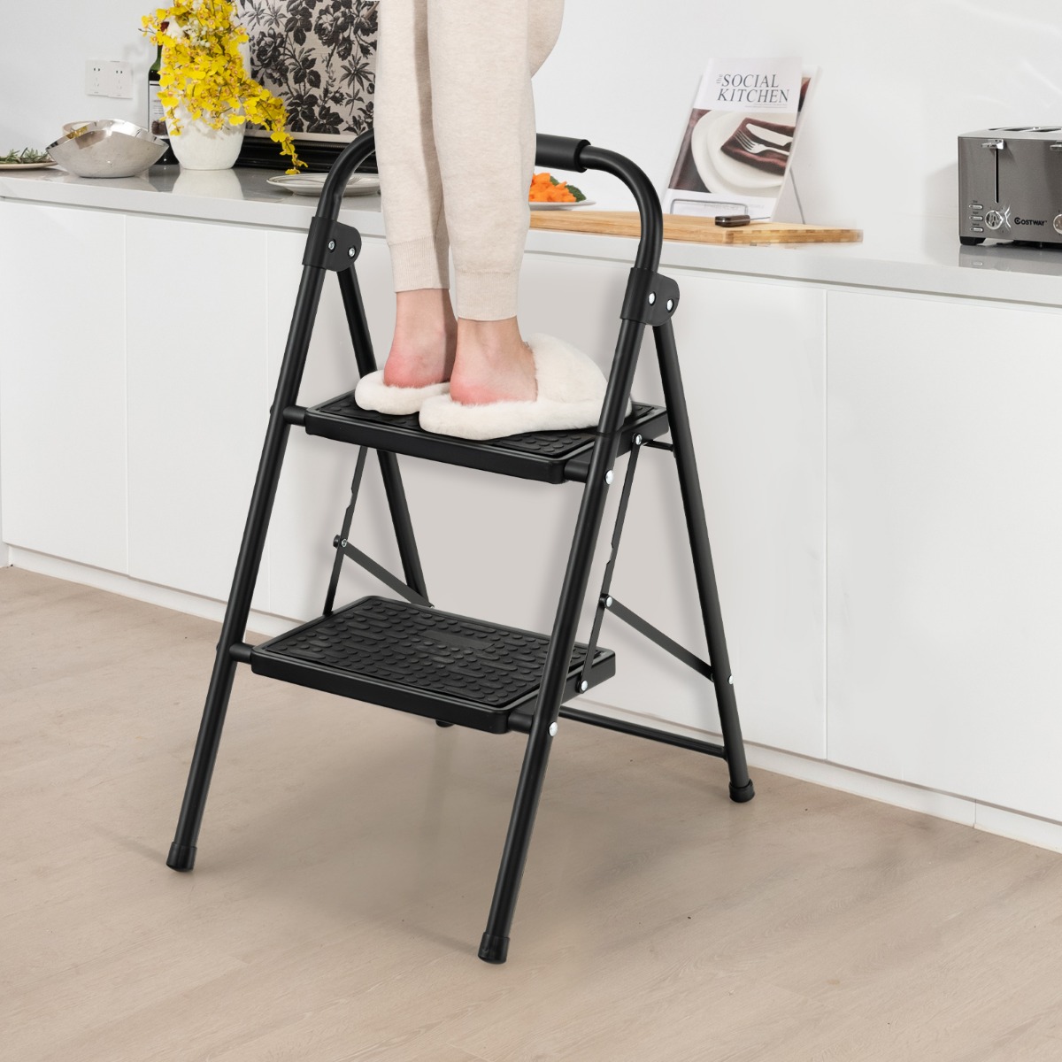 2-Stufige Leiter Klappbarer Tritthocker mit Gepolstertem Handgriff 47 x 39 x 71 cm Schwarz 2-Stufige Leiter Klappbarer Tritthocker mit Gepolstertem Handgriff 47 x 39 x 71 cm Schwarz von Costway