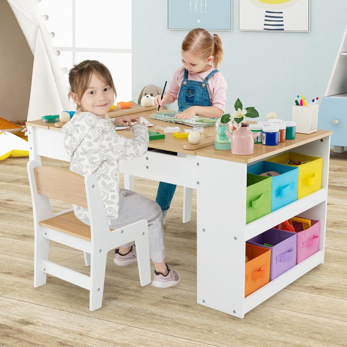 Kinderkunsttisch mit 2 Stuhl & seitliche offene Regal aus Holz mit anhebbarer Tischplatte Natur von Costway