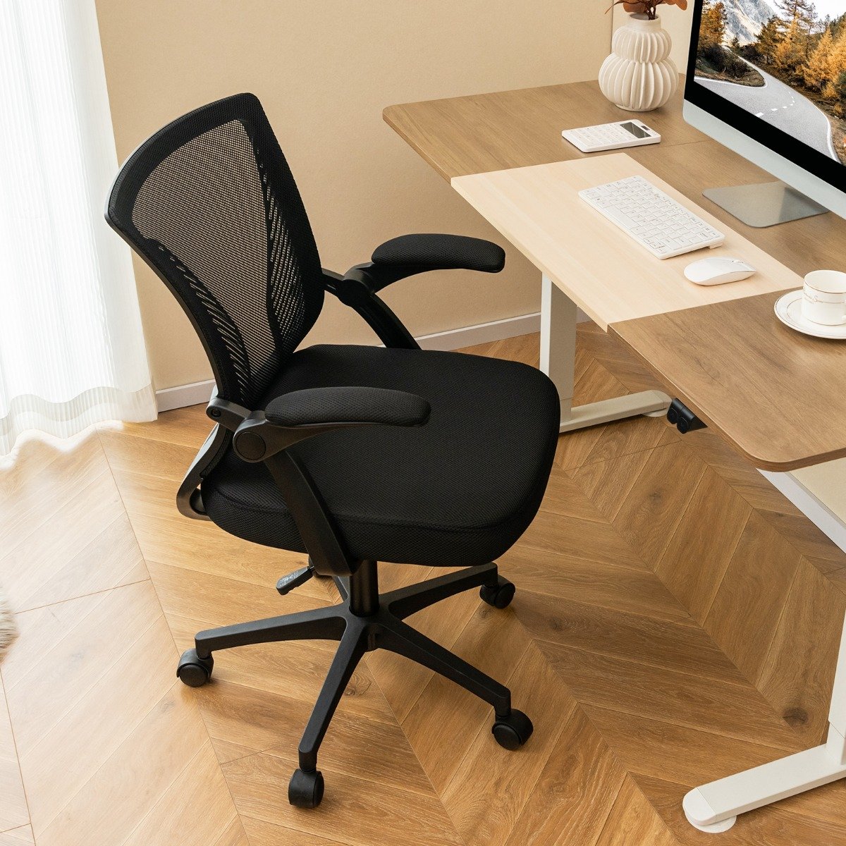 Ergonomischer Bürostuhl mit klappbaren Armlehnen Schreibtischstuhl mit mittlerer Rückenlehne 57 x 63 x 90–100 cm Schwarz von Costway