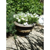 Vintage Gusseisen Eisen Amphore Vase Gartenvase Eisenvase Übertopf Gartendeko Rost Rostdeko Topf Brocante Landhaus Cottage von CottageFurnitures